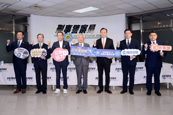 警政署与企业联手，打击诈骗。左起刑事局公关室主任陈志埕、诈防中心主任张文源、爱尔丽医美集团董事长常如山、警政署长张荣兴、刑事局长周幼伟及副局长邱绍洲、诈防中心科长兼执行秘书林耕宇。（林胜发摄）