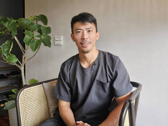 泌尿科醫師程威銘解析輸尿管結石成因。（記者游定剛拍攝）