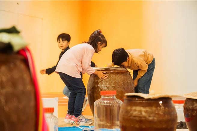 桃园市儿童美术馆于4月2日推出全新春季展览，「故事从不见的秋天开始」，展期至6月16日。（儿美馆提供／廖姮玥桃园传真）