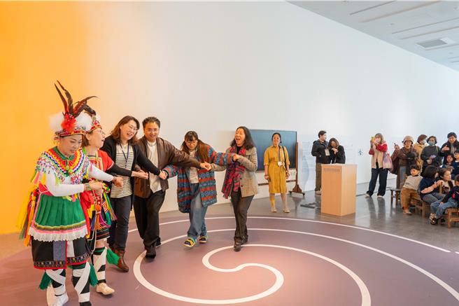 桃园市儿童美术馆于4月2日推出全新春季展览，「故事从不见的秋天开始」，展期至6月16日。（儿美馆提供／廖姮玥桃园传真）