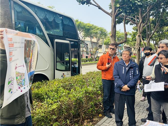 台中市府捷运工程局长苏瑞文2日率队前往机场捷运（橘线）沿线进行实地勘查。（图／台中市府）