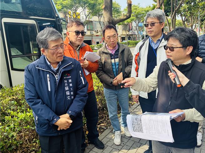 台中市府捷运工程局长苏瑞文2日率队前往机场捷运（橘线）沿线进行实地勘查。（图／台中市府）