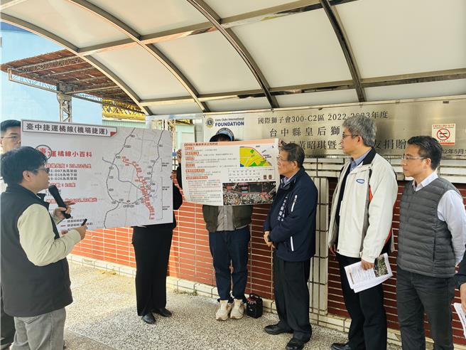 台中市府捷运工程局长苏瑞文2日率队前往机场捷运（橘线）沿线进行实地勘查。（图／台中市府）