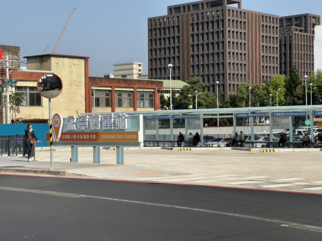 永寧的各项生活机能快速发展中，在交通上随着永寧转运站完工，捷运有板南线、以及拚明年通车的三莺线，让永寧坐稳桃园往返双北的第一站，也为当地房市带来利多。（图/信义房屋 提供）