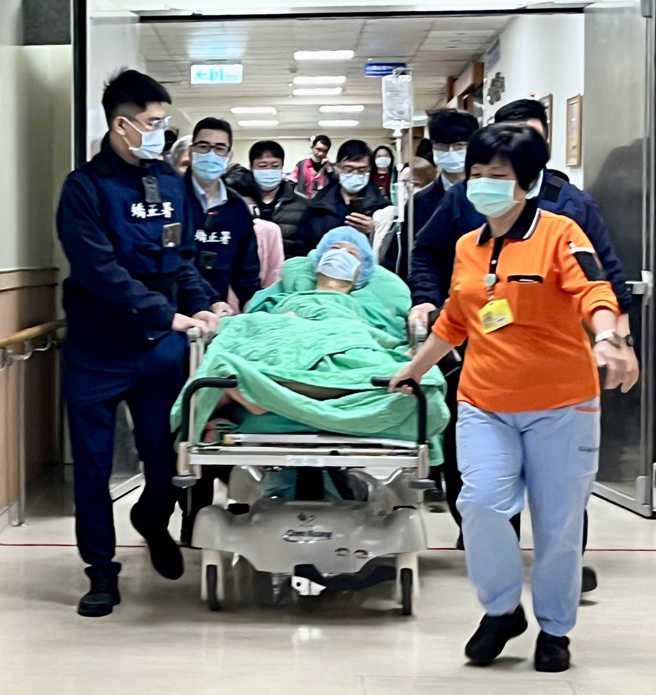 民眾党前主席柯文哲2日由矫正署戒护下前往部立台北医院接受手术，术后顺利并将住院观察一晚。（郭吉铨摄）