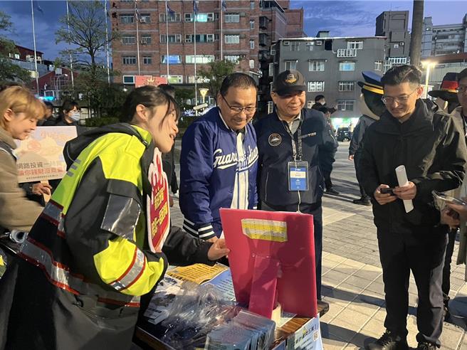 新北市新庄警分局在新庄棒球场宣导反诈的「百斩计画」，市长侯友宜也到场支持。（警方提供）