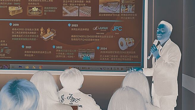 君帆總經理胡正杰1日參加法說會，說明君帆正著手布局人形機器人及機器狗產業。圖／沈美幸