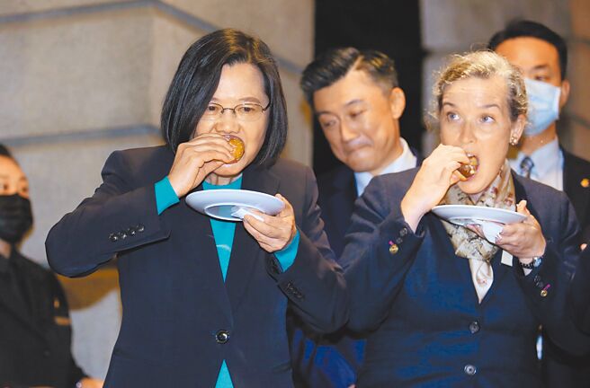 美国贸易报告1日出炉，点名台湾对美规车、猪牛等设限。图为2021年蔡英文总统出席台美活动，大啖含美牛的汉堡。（本报资料照片）