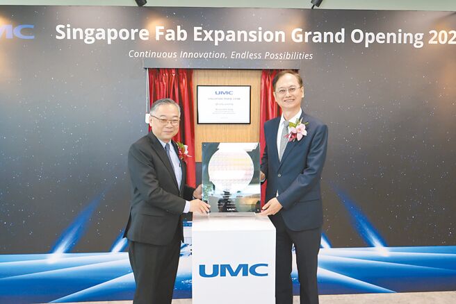 联电新加坡扩建新厂1日开幕。左为新加坡副总理顏金勇，右为联电总经理简山杰。（联电提供）
