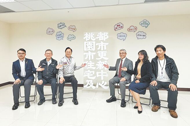 桃园市政府为加速推动都市更新，设置桃园市住宅及都市更新中心，市长张善政（左三）1日出席揭牌仪式。（姜霏摄）