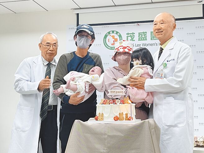 台中市40多岁听障夫妻，透过比手画脚、笔谈沟通，透过试管迎来两宝圆梦，1日出席庆生会。（潘虹恩摄）