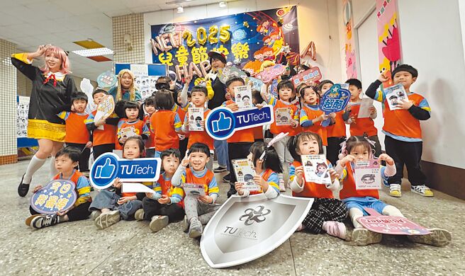 最特別的兒童節禮物！台南應用科技大學漫畫系為幼兒園小朋友繪製Q版漫畫肖像，孩子們人手1幅專屬自己的作品，笑得很開心。（曹婷婷攝）