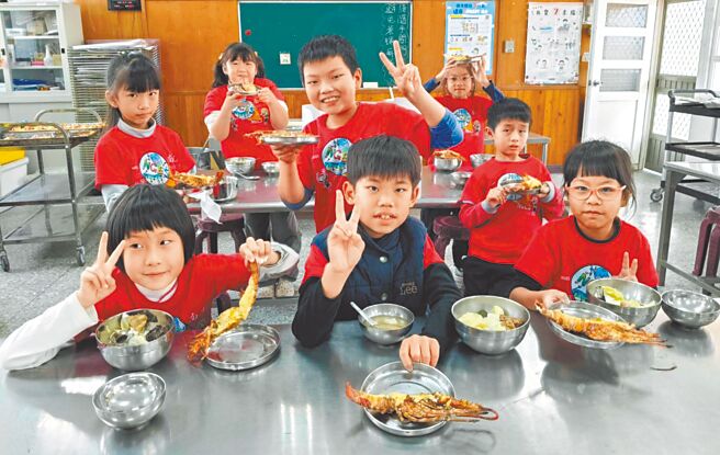 云林县四湖乡南光国小为庆祝儿童节，利用午餐结余款购买38只龙虾，1日让全校70余名师生午餐享用龙虾大餐，实现孩子愿望。（南光国小提供／张朝欣云林传真）