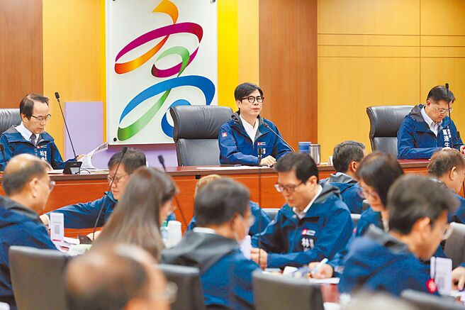 高雄市長陳其邁（中）1日在市政會議中，聽取財政局「健全財政開源節流」報告，希望朝連5年0舉借目標邁進。（高市府提供／柯宗緯高雄傳真）