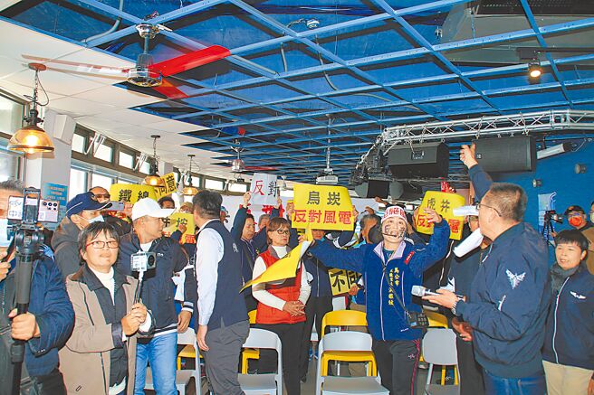 澎湖風櫃里民1日上午由代表進入澎富能源公司在青灣PIDC澎湖國際潛水中心的公聽會現場表達抗議後，不簽名離去。（許逸民攝）