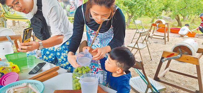 「百年梅樹認養計畫」邀請企業與個人參與，不僅穩定梅農生計，還結合手採梅子、梅醋等DIY體驗；圖為民眾做梅醋DIY體驗。（林雅惠攝）