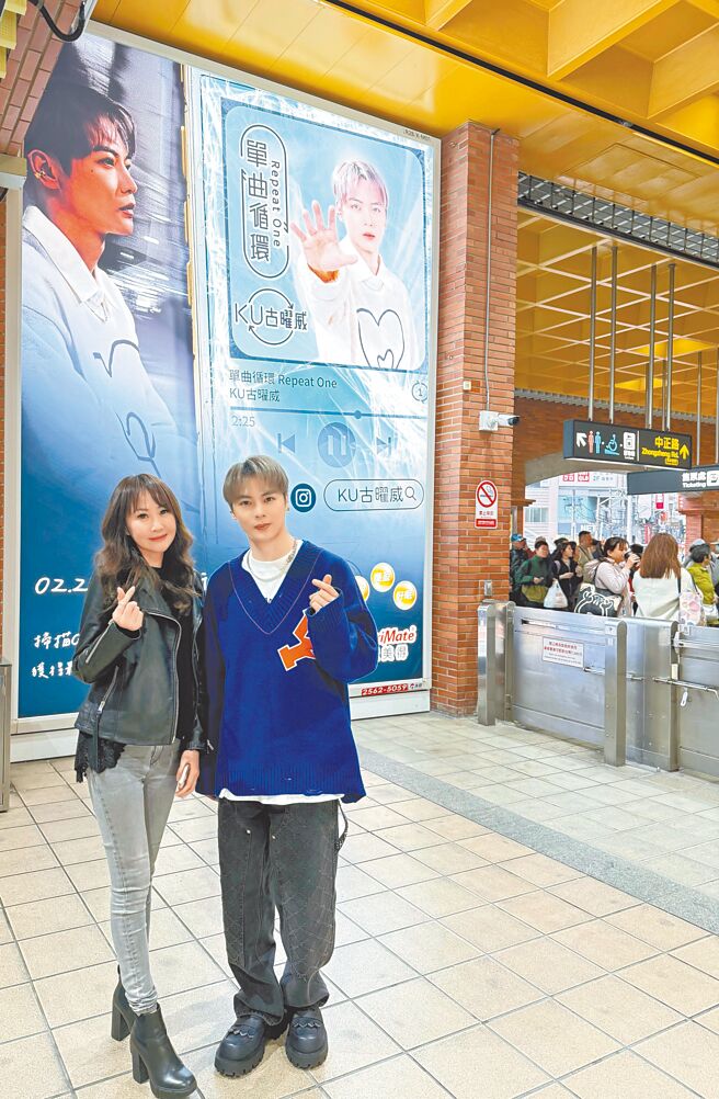 古曜威（右）近来推出新单曲，日前与你滋美得总经理林台佩与广告打卡合影。（单纯梦想文创事业提供）