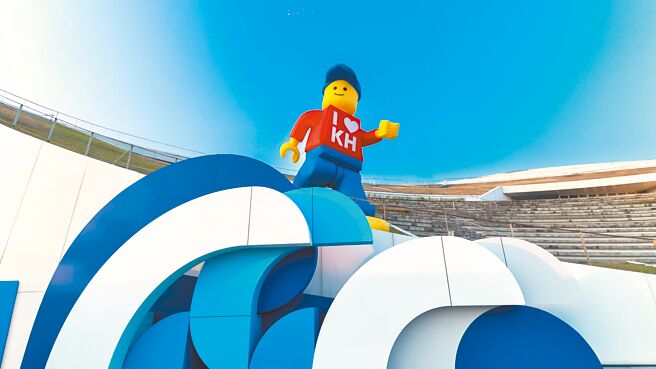 台灣樂高首度與高雄市政府攜手打造「樂高雄」體驗活動，放大版小樂以衝浪造型帥氣回歸。（台灣樂高提供）