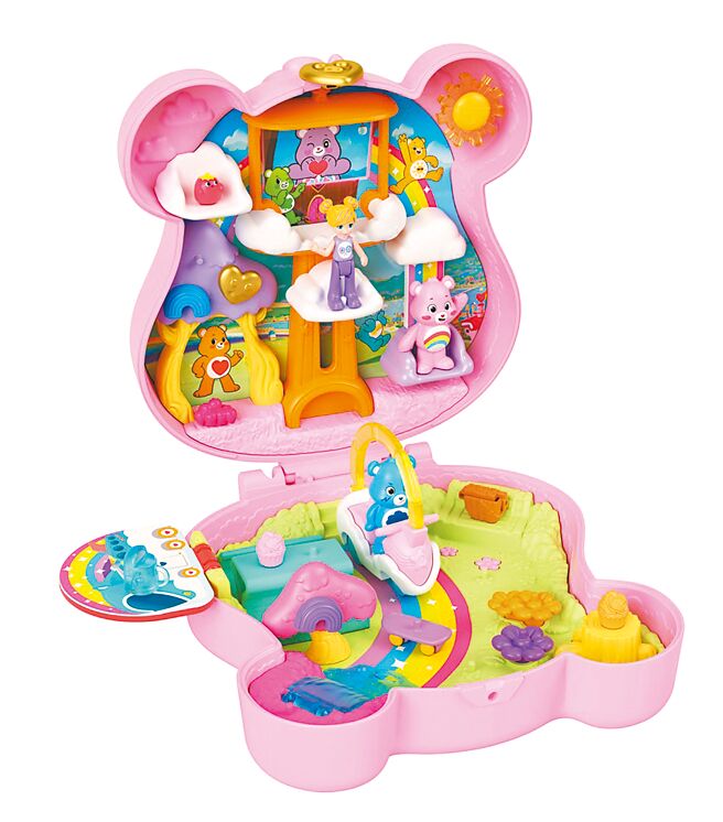 振光玩具代理的新品「口袋波莉 x Care Bears聯名系列」打開有多個人偶搭配場景，建議售價1299元。（振光玩具提供）