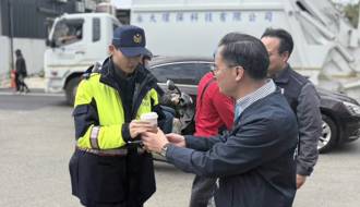 掃墓祭祖人潮湧現 義交助疏導交通！桃園警分局長慰勞打氣