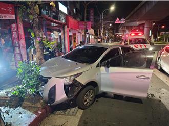 男子深夜駕車自撞路樹 警方發現他手中有「壞東西」