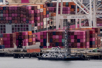 美港口堆滿貨櫃！川普關稅攪亂海運 業者無奈吐心聲