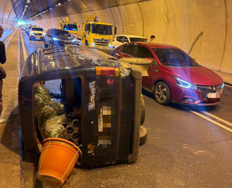 國道6國姓段廂型車打滑遭撞側翻 釀3車連環撞