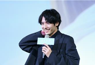 赤楚衛二上演可愛三連拍 放話3年後要帶滿身肌肉來台