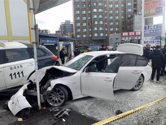 快訊》桃園飛車圍捕！BMW拒檢衝加油站 連開8槍3警負傷