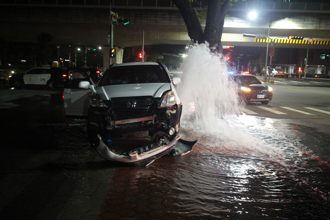 休旅車撞斷消防栓！馬路變噴泉 台中男酒駕遭送辦