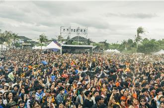 台灣祭首日人潮塞爆墾丁大灣 開場瞬間湧入4萬人次