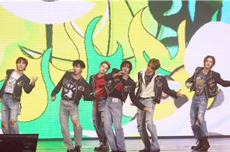 BOYNEXTDOOR累到躺在台上 下台巡场引暴动中文管秩序喊「往后」