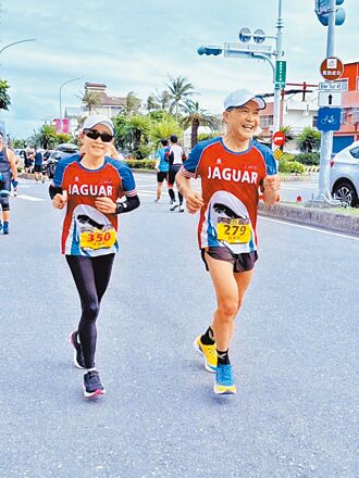 台中 鐵人三項夫妻檔 完賽告白放閃