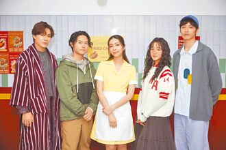 告五人拍MV 雲安扮吸血鬼誇曹佑寧好香