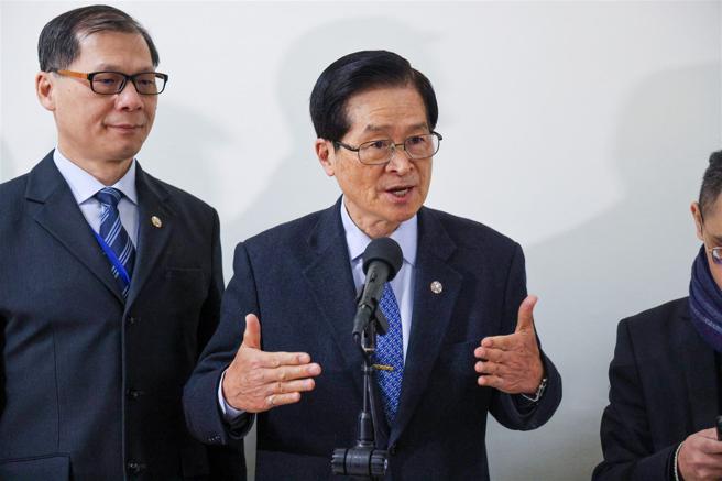 辅导会主委严德发赴立法院业务报告及备询，并接受媒体访问。（记者王子昌摄）