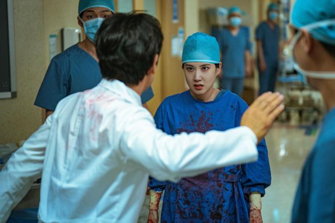 朴恩斌一甩《非常律師禹英禑》中的可愛療癒模樣，展現前所未見的瘋魔演技。（圖／Disney+ 提供）