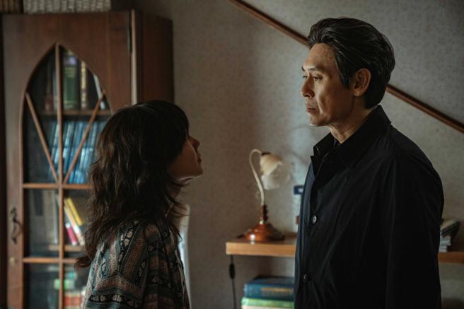 薛景求（右）因朴恩斌點頭接演，兩人的化學反應連導演都意想不到。（圖／Disney+ 提供）