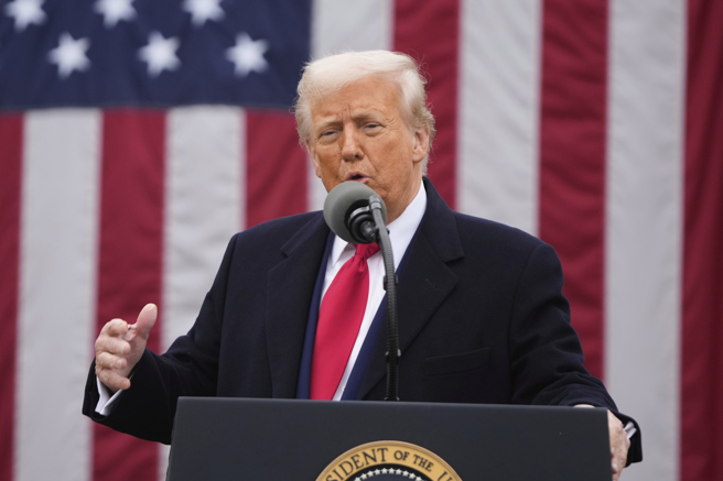 美国总统川普2日于白宫宣布对等关税政策，其中针对台湾课徵达32％关税。（图／美联社）