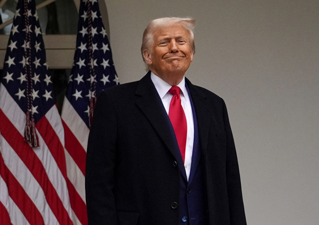 美國總統川普2日宣布對等關稅措施，台灣出口商品被課徵32％稅率，白宮行政命令顯示，稅率在3種情況下還有可能調高。（美聯社）