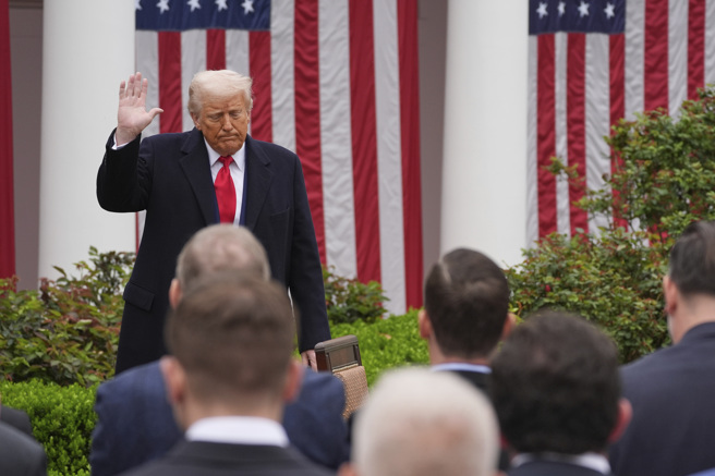 美国总统川普在华盛顿白宫玫瑰园签署行政命令后挥手致意。 （图／美联社）