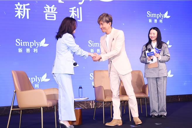 木村拓哉贴心跟主持人握手致谢。（邓博仁摄）