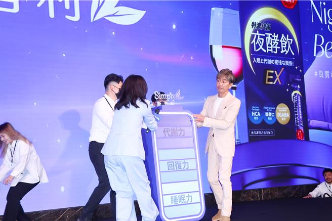 木村拓哉帮忙搬道具。（邓博仁摄）