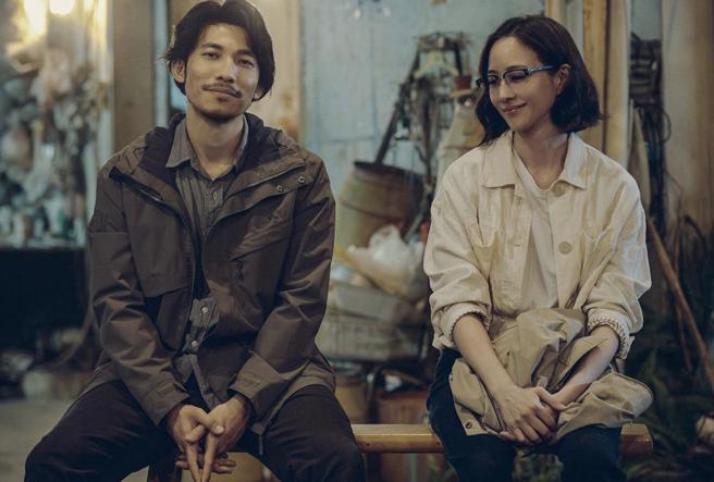 連炳發（左起）、張鈞甯深夜談心，氣氛逐漸曖昧。（公視、中華電信、瀚草文創提供）