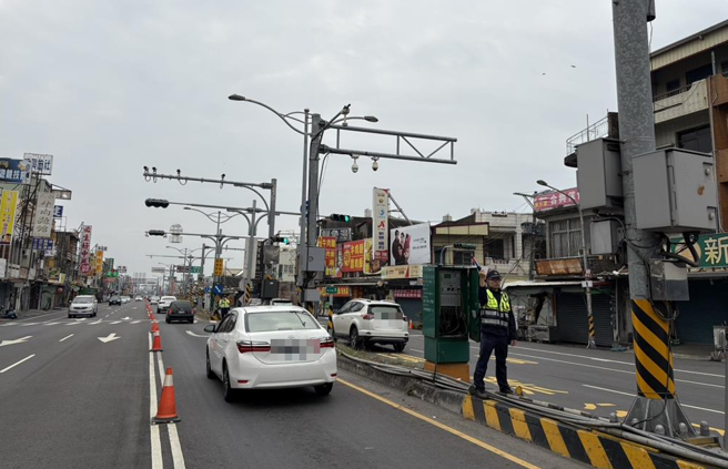 清明连假3日开跑，一早7时起，南下垦丁路段涌现大量车潮，连续5个小时突破3000辆次，枋寮警分局目前仍在台1线水底寮436.5至445.5公里处调拨车道。（警方提供／谢佳潾屏东传真）