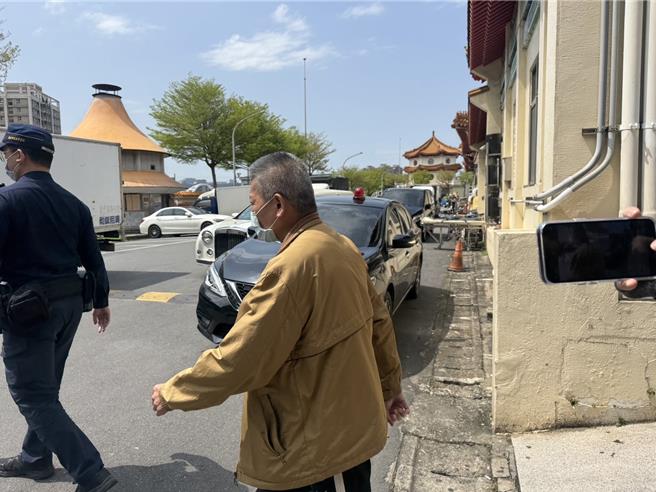 9岁黄姓男子疑因向58岁妻子索讨数百元遭拒，昨（2）日在新北市莺歌区住所2楼烧塑胶泄愤，害妻子与24岁女儿命丧火窟，警方今天在板桥殡仪馆相验，黄男哥哥到场，喊相信弟弟清白，还说他人很老实。（柯毓庭摄）