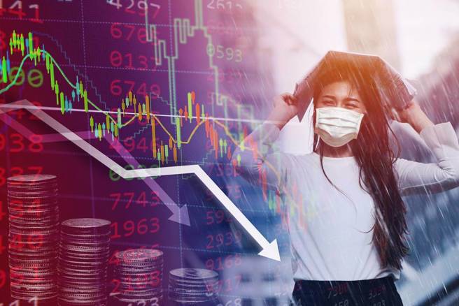 在川普对等关税落地后，由于台湾产业几乎无一幸免，重磅利空导致台指期夜盘下杀860点至20808点，下周一开盘恐在劫难逃。（示意图/达志影像/shutterstock）