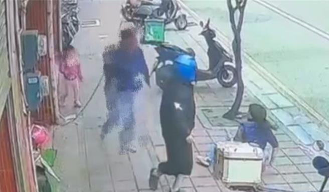 桃园市桃园区44岁廖姓女子今天早上和饮料店店员发生衝突，邻居劝架时，她竟拿出折迭刀挥舞，美容店业者3岁女童更被她拿刀画伤。所幸女童衣服够厚，就医后已无大碍。廖女被逮后自言自语，精神状况不佳，警方朝杀人未遂侦办中。（翻摄照片）