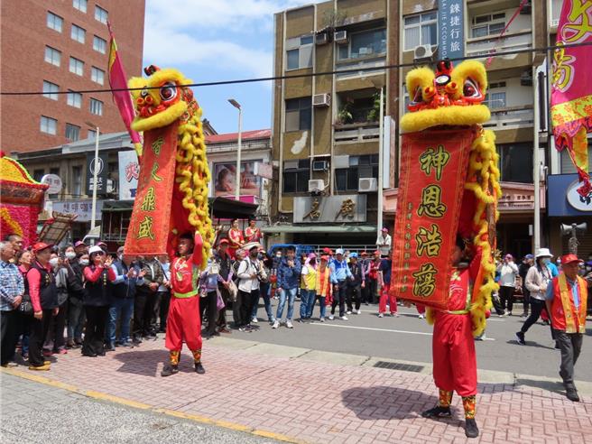 淡水福佑宫妈祖圣驾遶境活动3日热闹启程。（张铠乙摄）