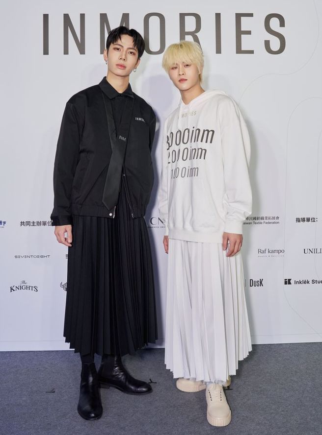 两人首度登台走秀，挑战裙装。（图／天空娱乐提供）