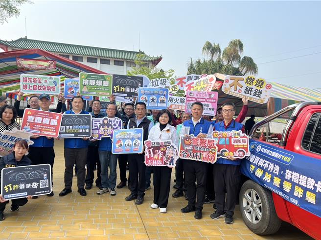 云林县长张丽善巡视清明扫墓情况，也向现场民眾呼吁要防诈骗。（周丽兰摄）